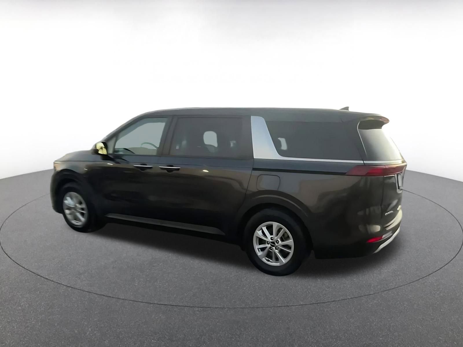 Used 2023 Kia Carnival LX image 9