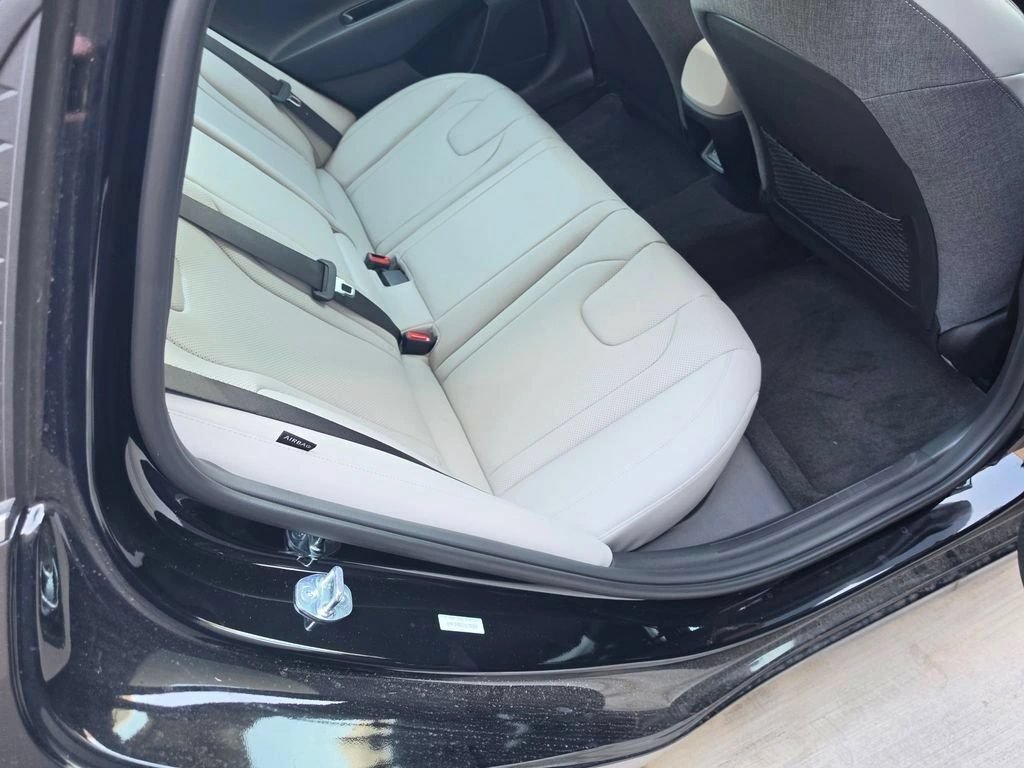 Certified 2025 Hyundai Elantra Limited FWD image 13