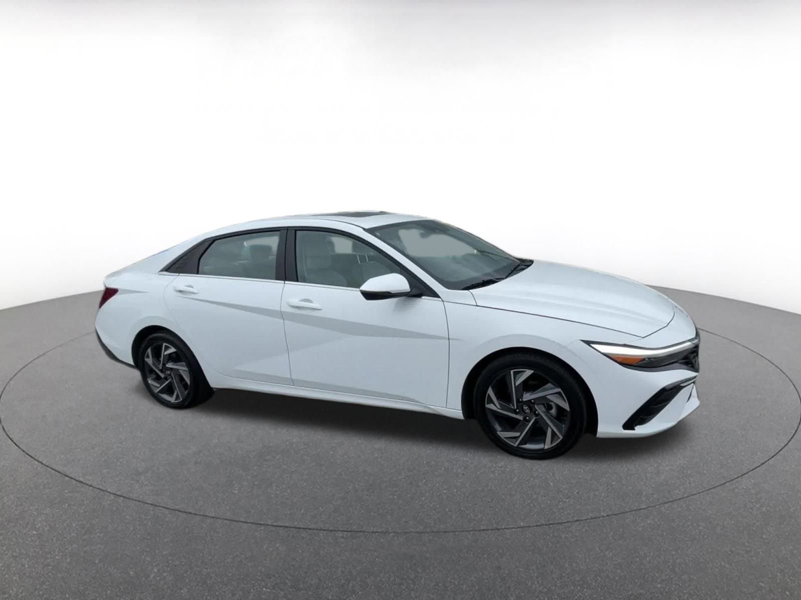 Used 2025 Hyundai Elantra Limited FWD image 2
