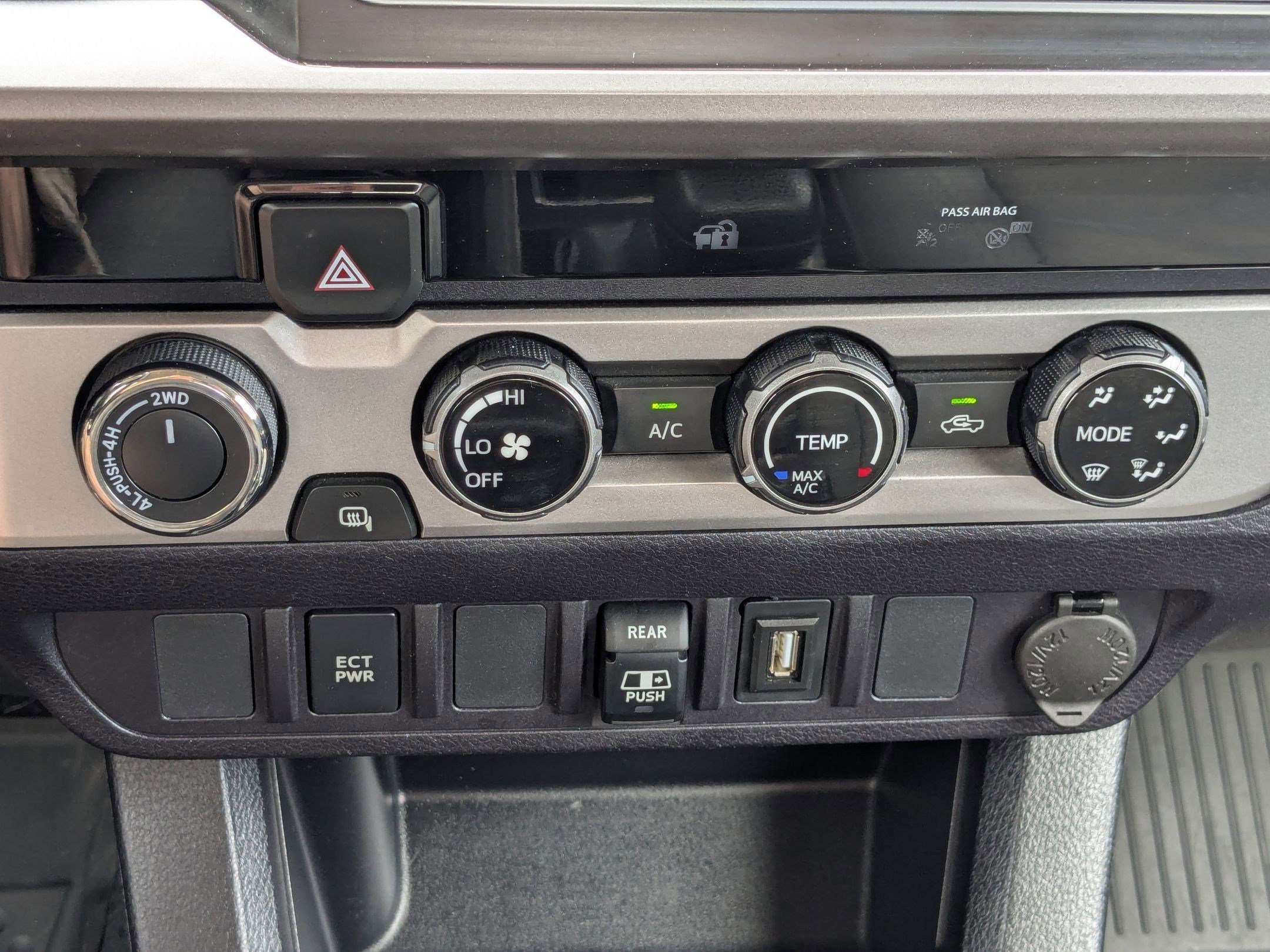Used 2018 Toyota Tacoma SR5 AWD/4WD image 20