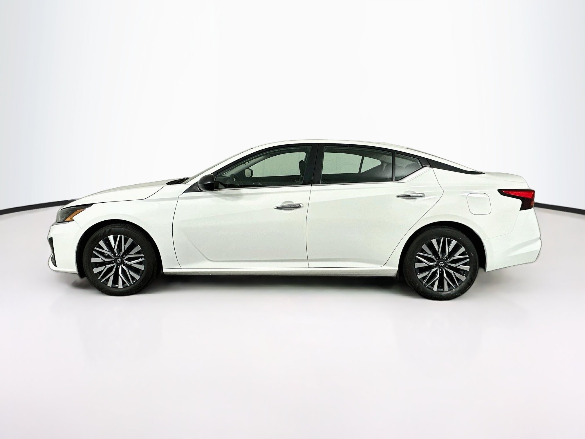 Used 2025 Nissan Altima 2.5 SV FWD image 4