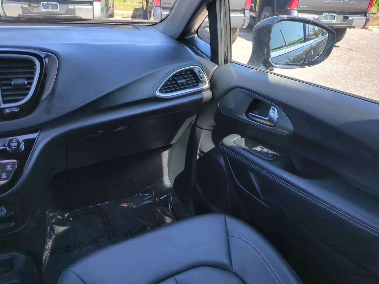 Used 2025 Chrysler Pacifica Select FWD image 17