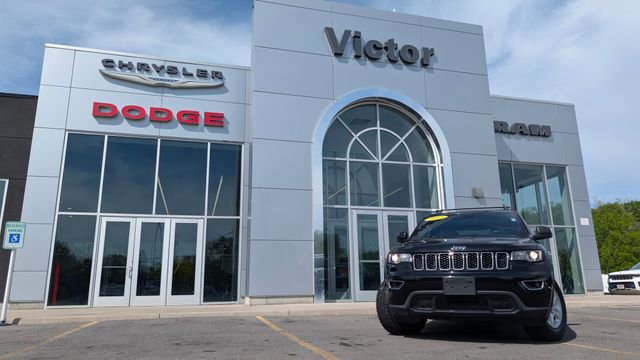 Used 2017 Jeep Grand Cherokee Laredo w/ Quick Order Package 23E AWD/4WD image 2