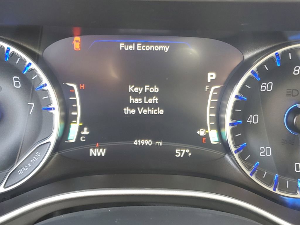 Used 2025 Chrysler Pacifica Select image 15