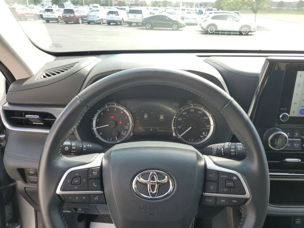 Used 2024 Toyota Highlander LE image 11
