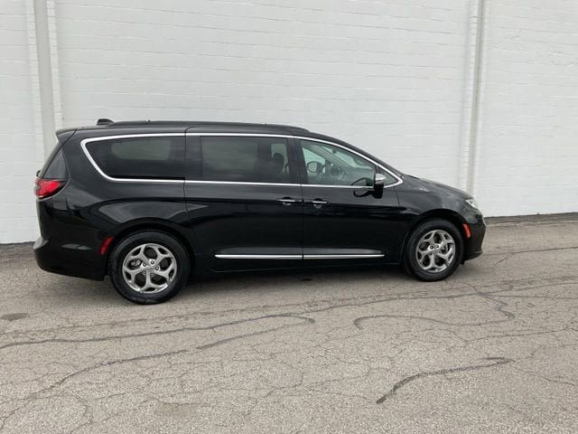 Used 2023 Chrysler Pacifica Limited image 3