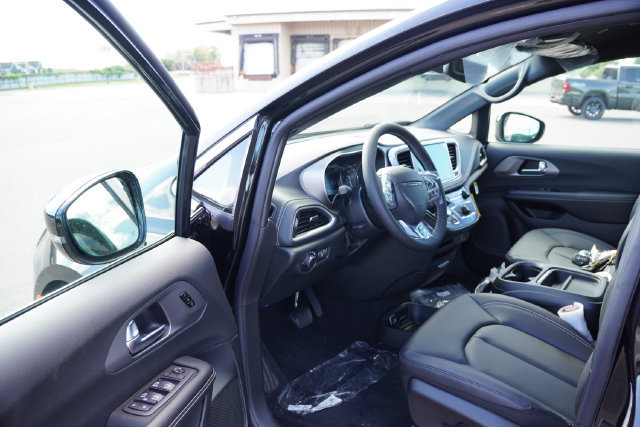 New 2027 Chrysler Pacifica Select AWD/4WD image 10