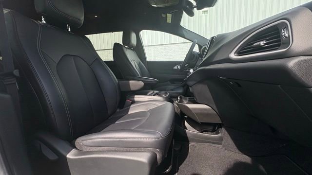 Used 2026 Chrysler Pacifica Select FWD image 18