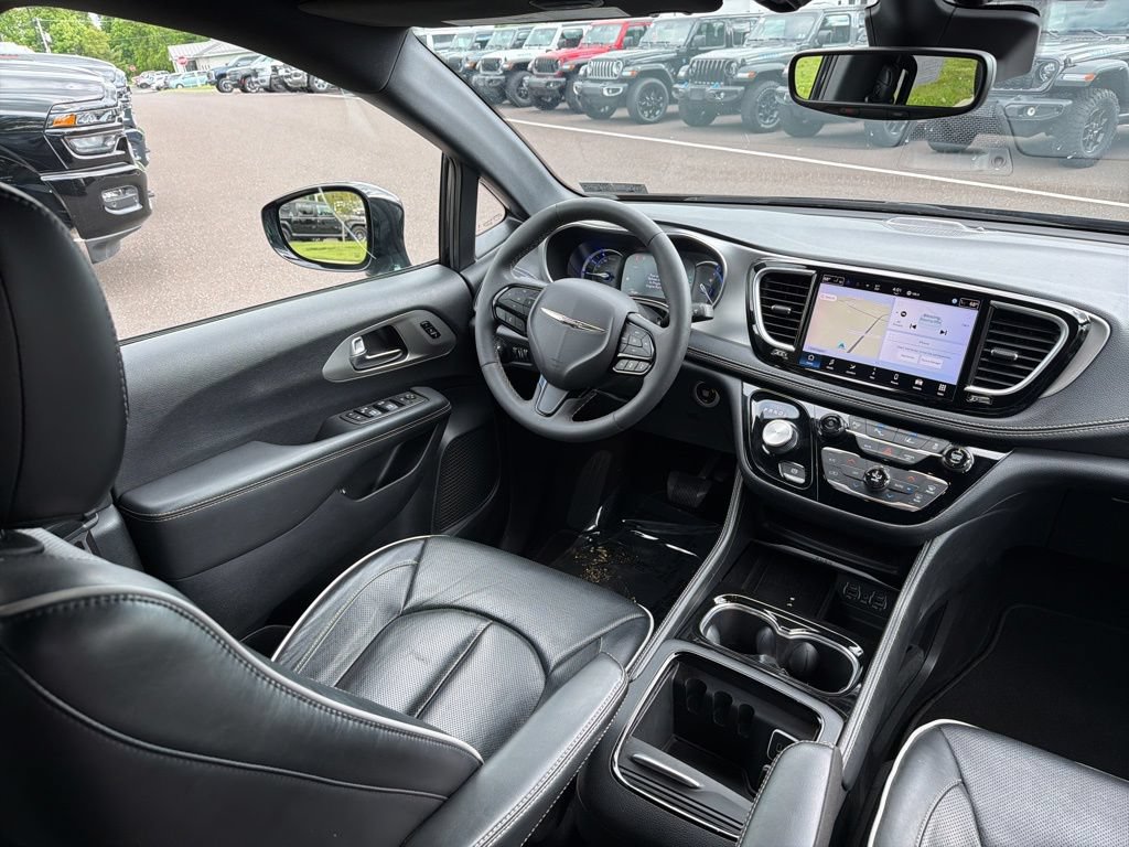 Used 2024 Chrysler Pacifica Premium FWD image 12