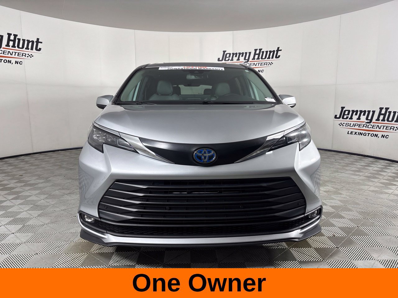 Used 2025 Toyota Sienna XLE FWD image 3