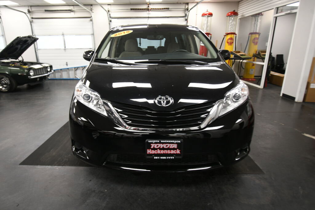Used 2015 Toyota Sienna LE image 2