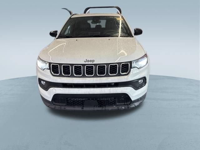 Used 2025 Jeep Compass Latitude AWD/4WD image 2
