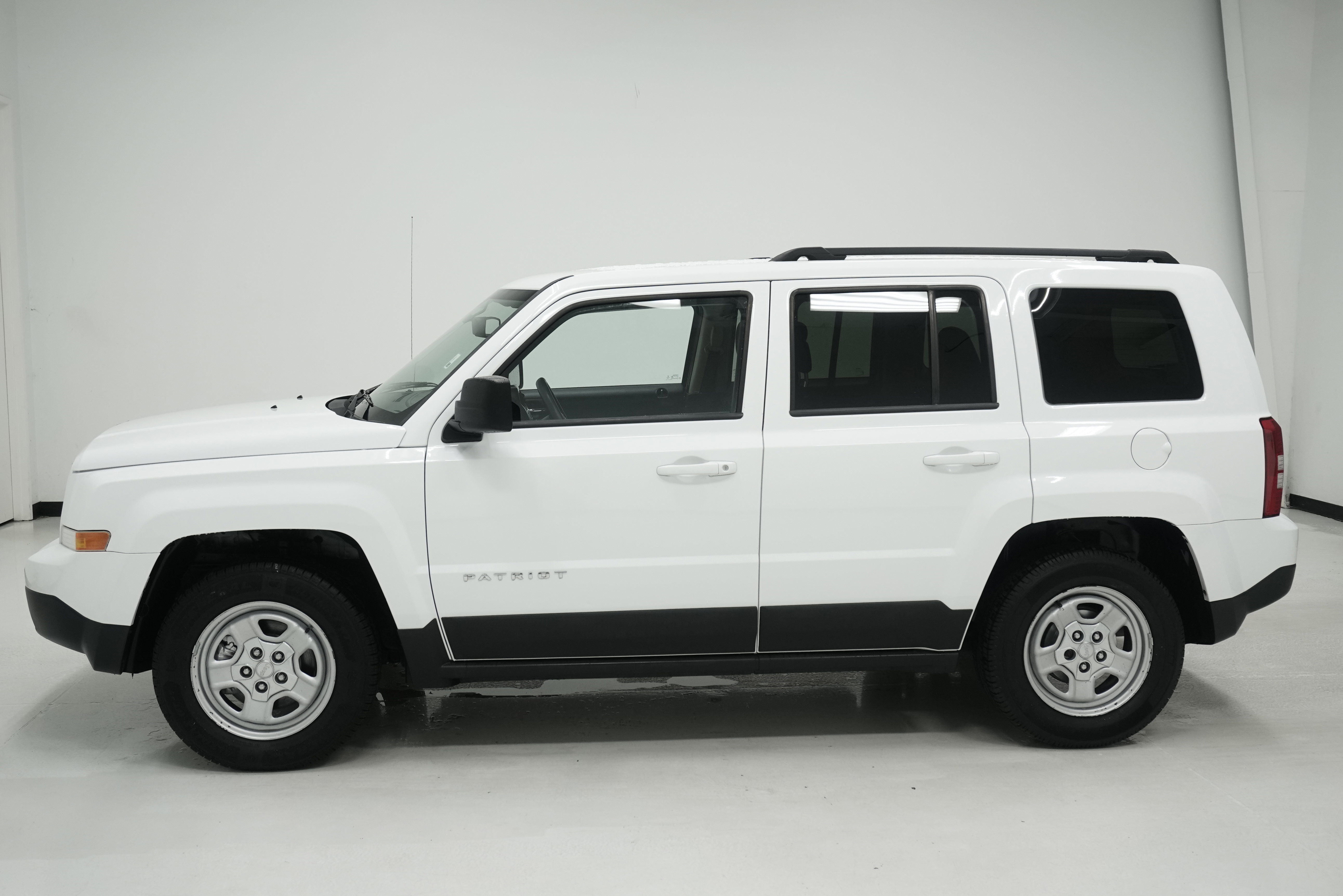 Used 2016 Jeep Patriot Sport w/ Power Value Group FWD image 7