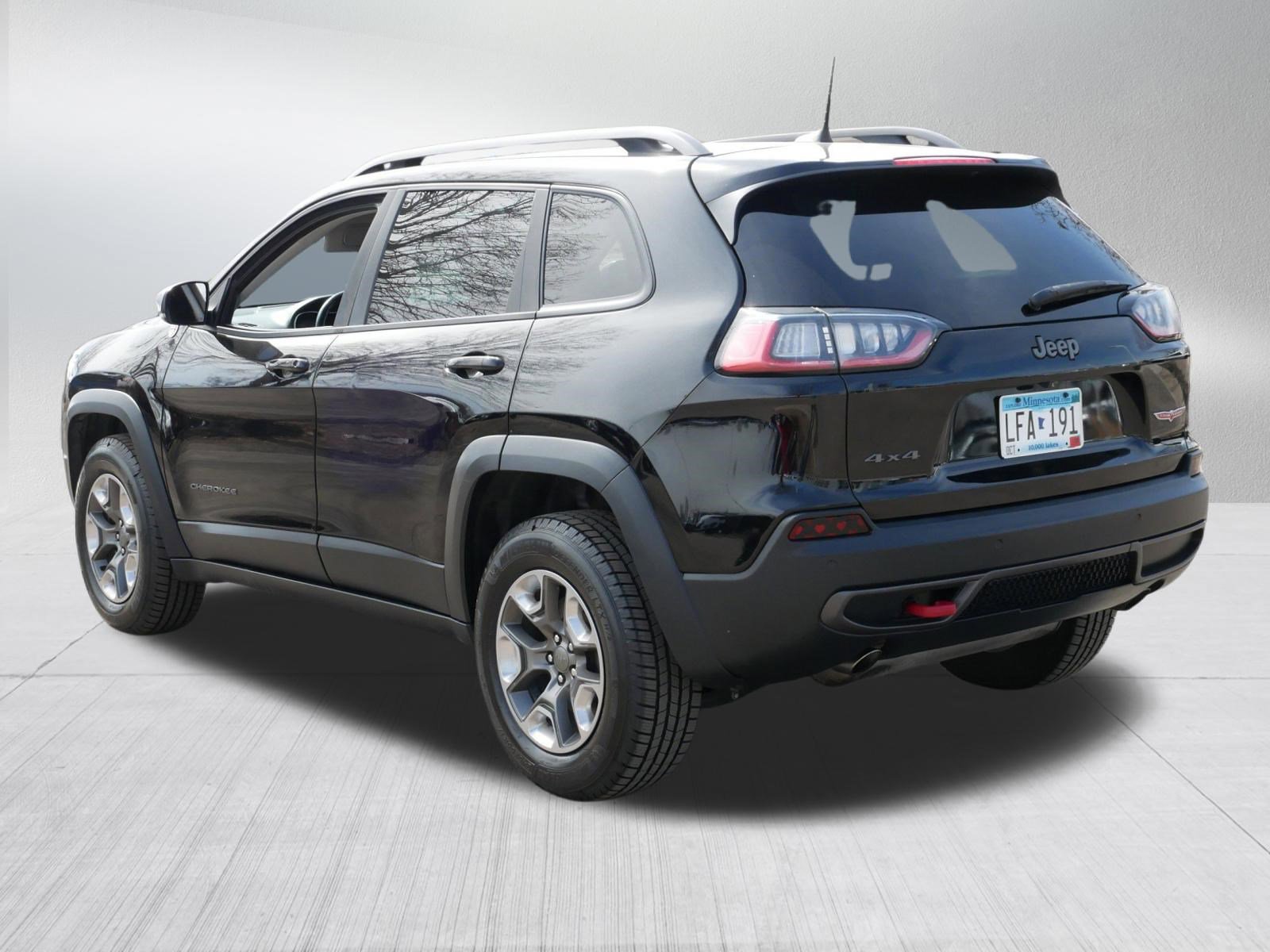 Used 2019 Jeep Cherokee Trailhawk w/ Cold Weather Group image 11