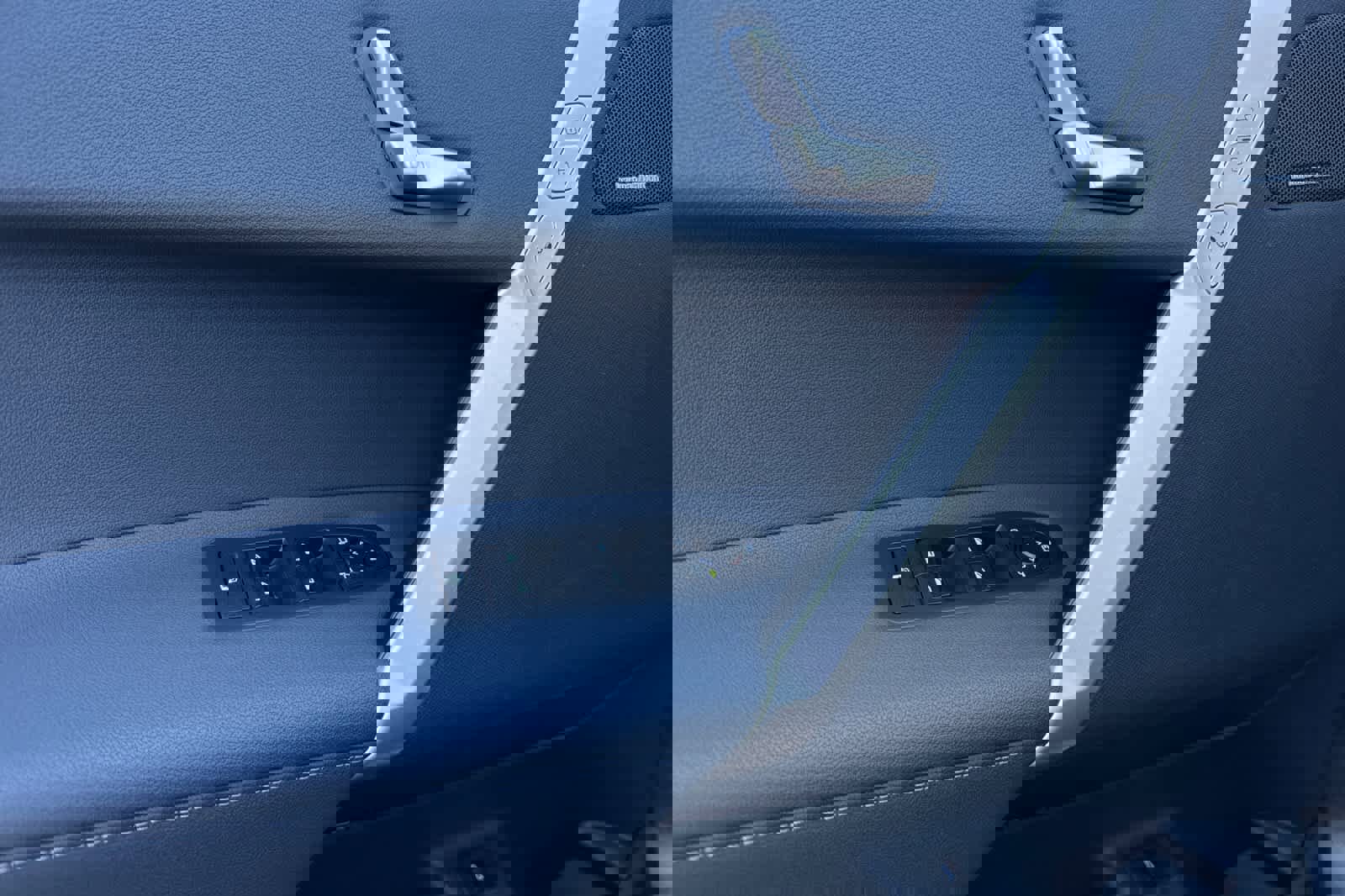 Used 2025 BMW iX xDrive50 image 12