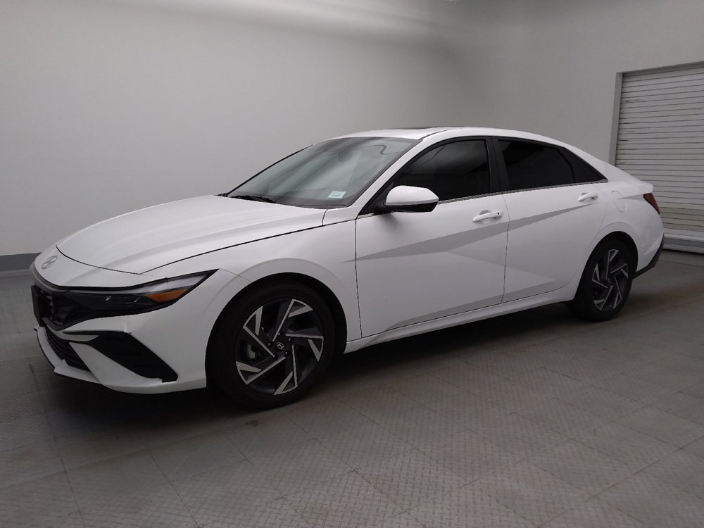 Used 2025 Hyundai Elantra SEL FWD image 2