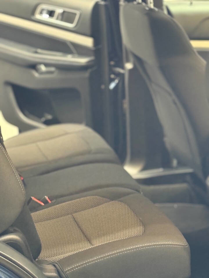 Used 2017 Ford Explorer XLT w/ Equipment Group 201A image 11