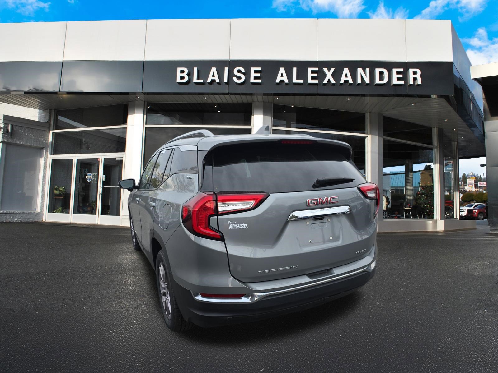 Used 2024 GMC Terrain SLT AWD/4WD image 7