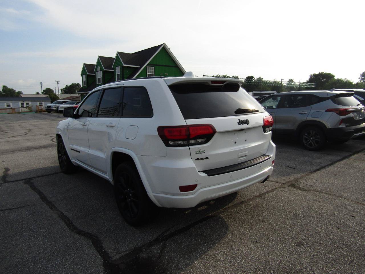 Used 2017 Jeep Grand Cherokee Altitude AWD/4WD image 5
