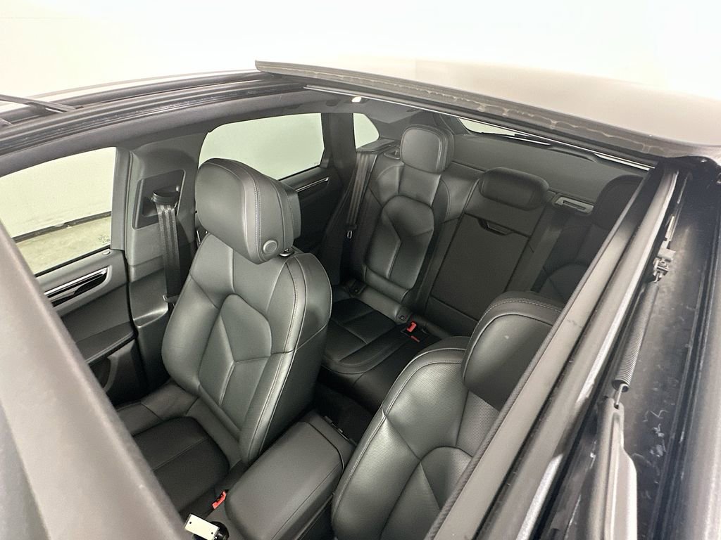 Certified 2025 Porsche Macan image 14