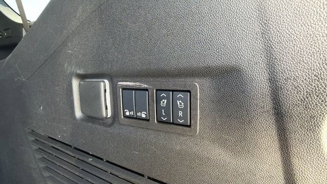 Used 2025 GMC Yukon XL Denali AWD/4WD image 12