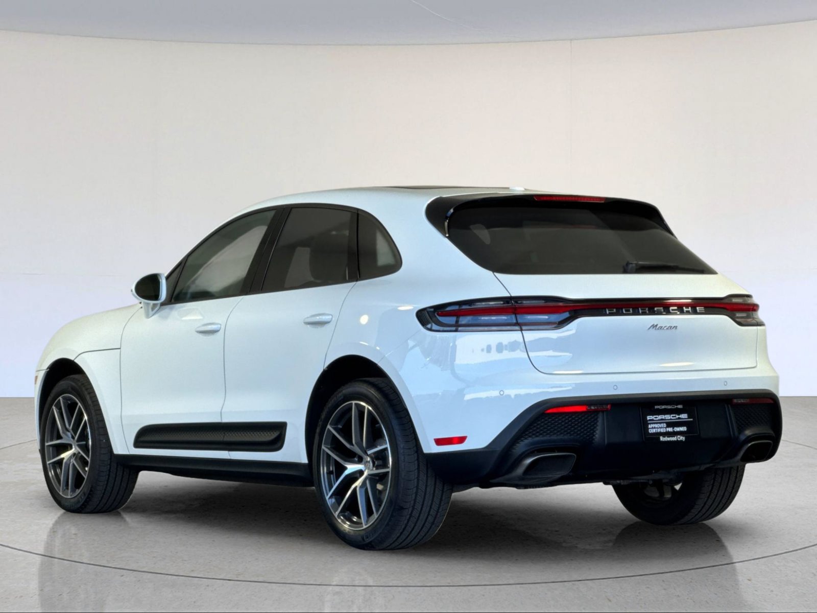 Certified 2026 Porsche Macan AWD/4WD image 3