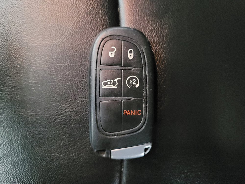 Used 2019 Jeep Cherokee Latitude Plus w/ Comfort/Convenience Group image 32