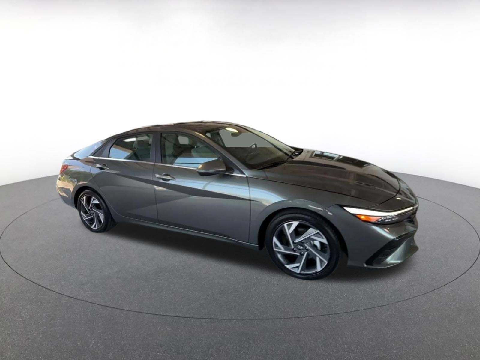 Used 2025 Hyundai Elantra Limited FWD image 2