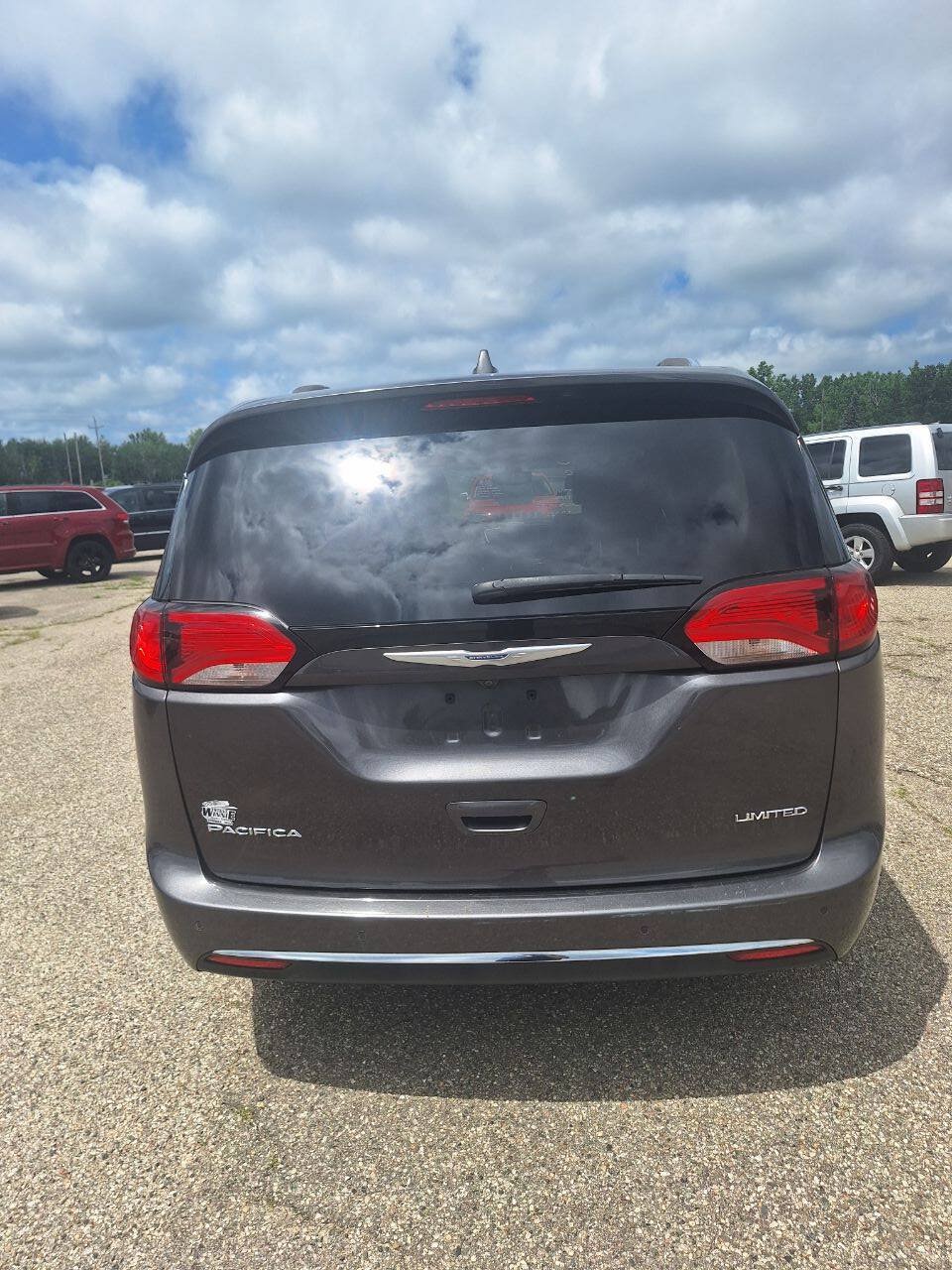 Used 2020 Chrysler Pacifica Limited FWD image 4