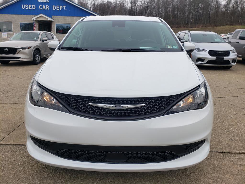 Used 2023 Chrysler Voyager LX image 9