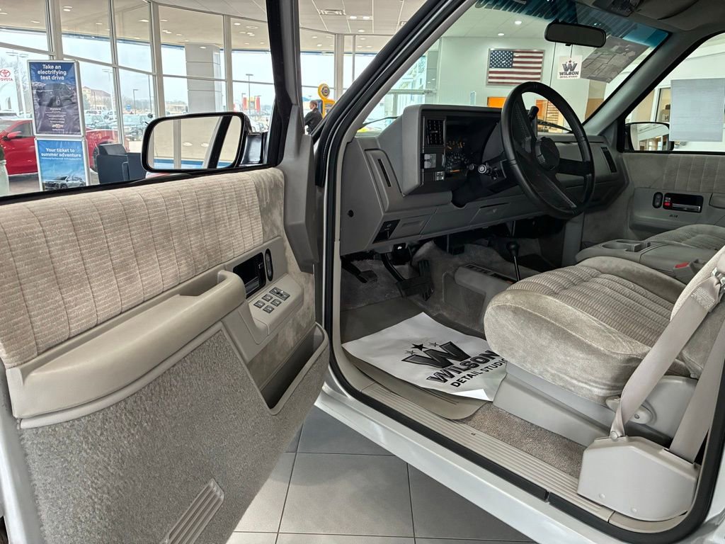Used 1993 Chevrolet Suburban 4WD image 9