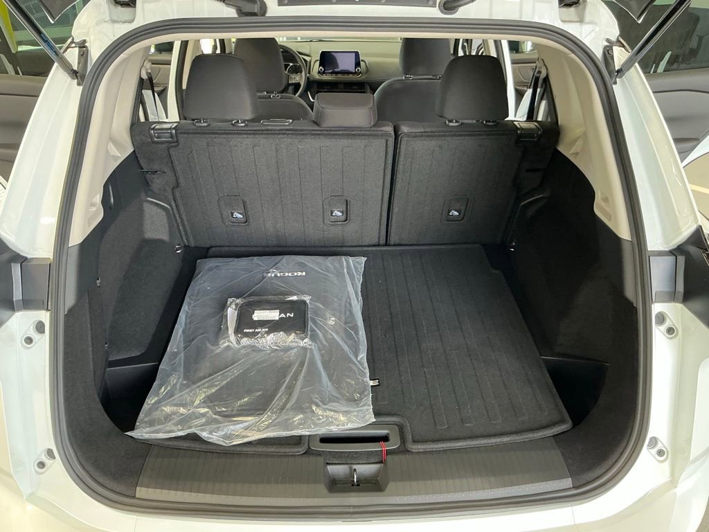 Used 2025 Nissan Rogue S FWD image 18