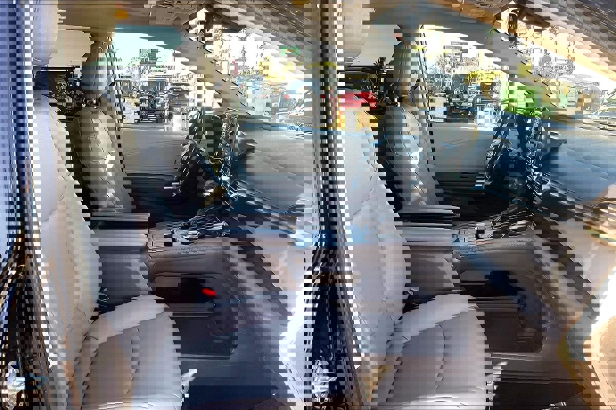 Used 2023 Toyota Sienna XLE image 6