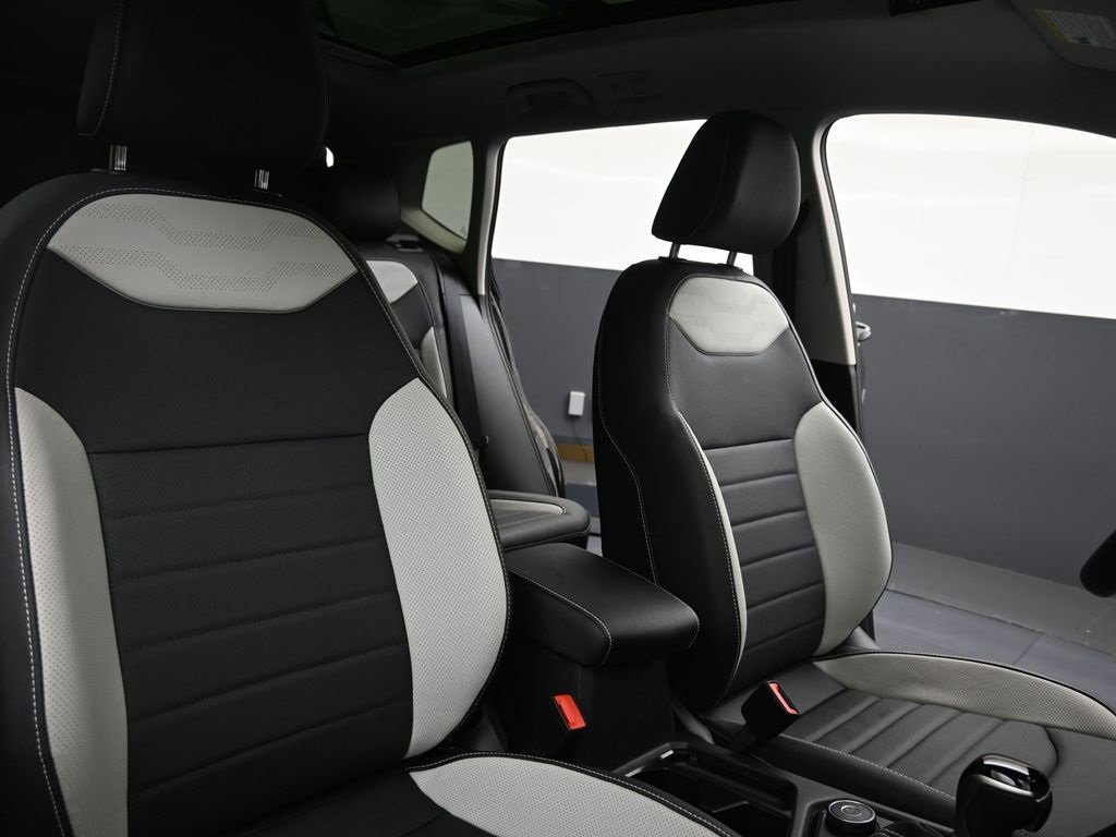 New 2025 Volkswagen Taos SEL image 13