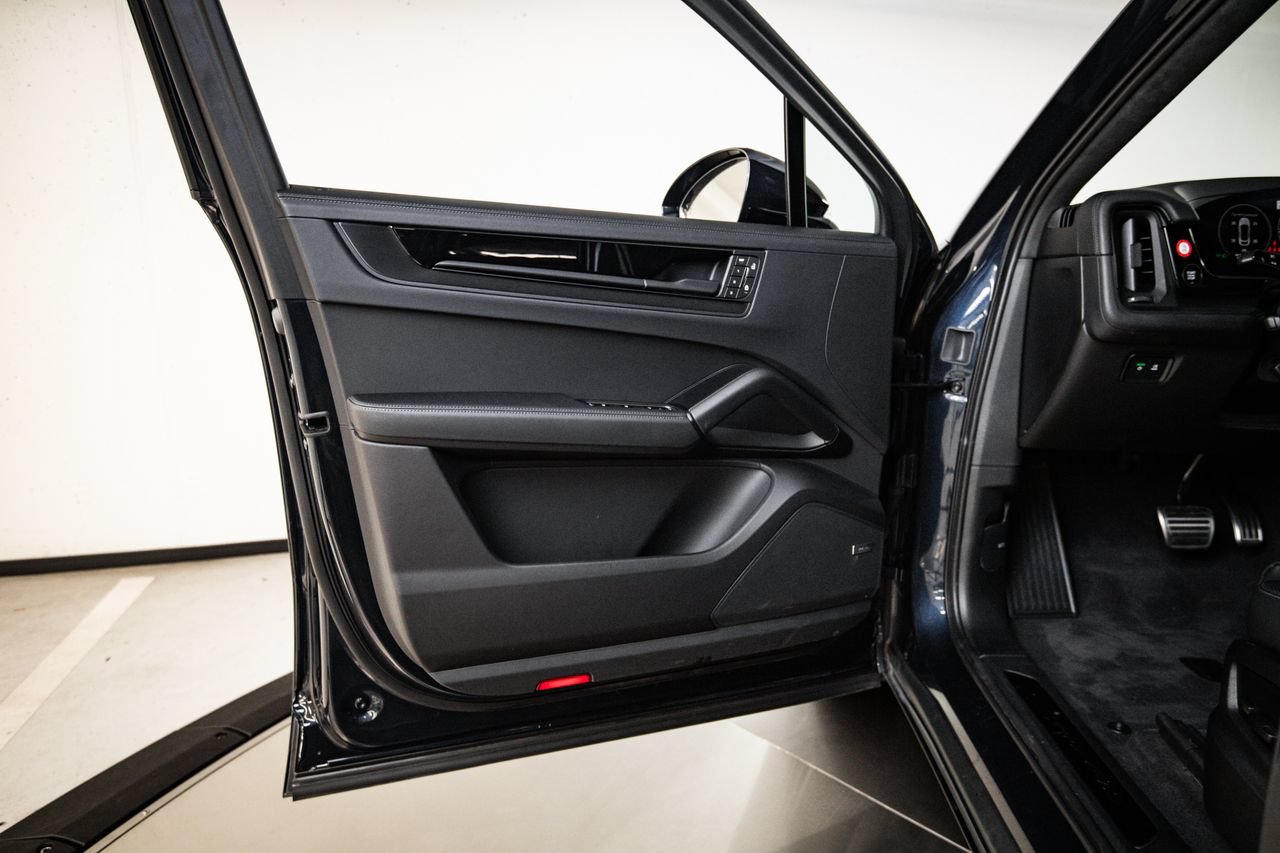 Certified 2025 Porsche Cayenne GTS AWD/4WD image 23