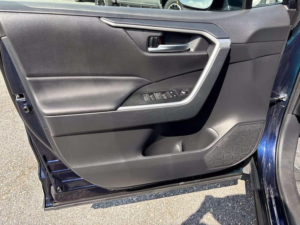 Used 2025 Toyota RAV4 XLE AWD/4WD image 15