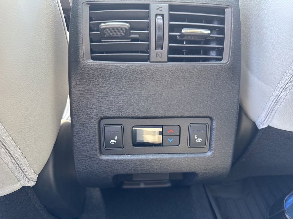 Used 2025 Mitsubishi Outlander AWD image 16