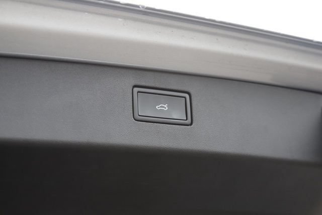 Used 2025 Volkswagen Tiguan SE w/ Panoramic Sunroof Package AWD/4WD image 6