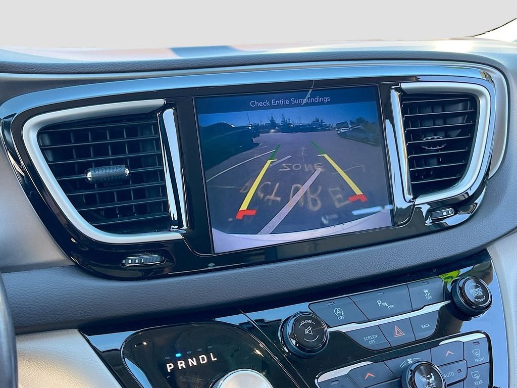 Used 2017 Chrysler Pacifica Touring-L image 13