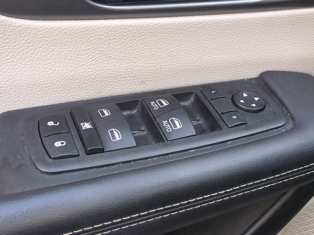 Used 2023 Chrysler Pacifica Touring-L image 26