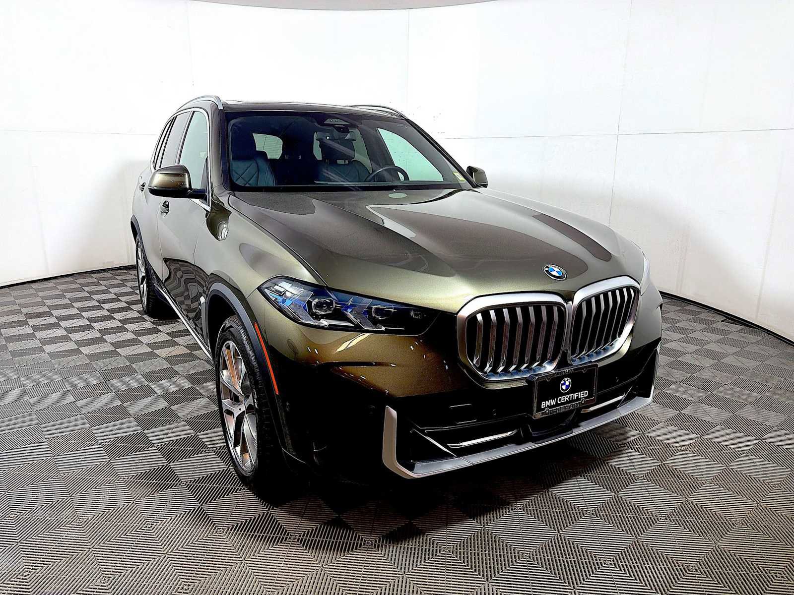 Certified 2024 BMW X5 xDrive40i w/ Premium Package AWD/4WD image 2