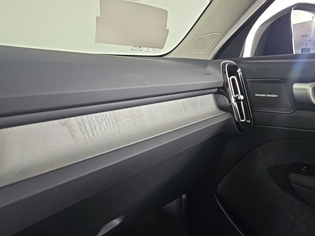 Certified 2025 Volvo XC40 B5 Plus AWD/4WD image 26