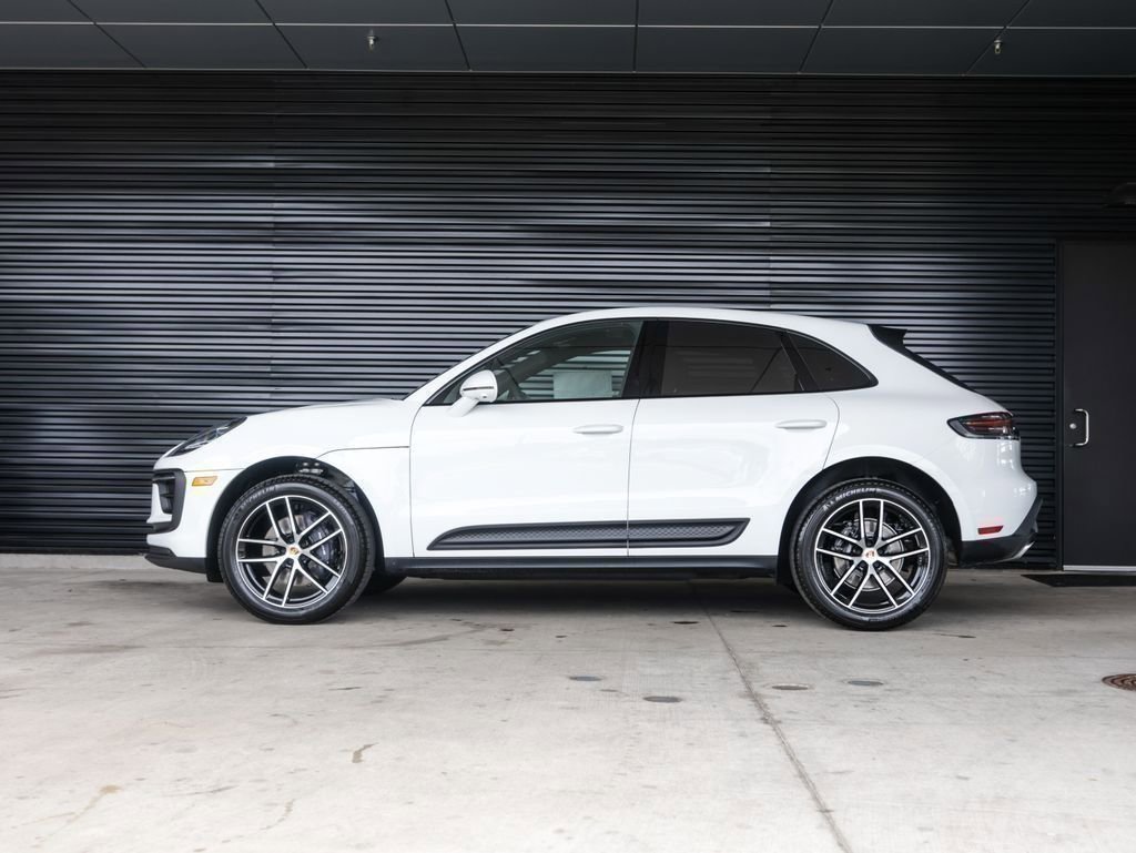 Certified 2025 Porsche Macan AWD/4WD image 2