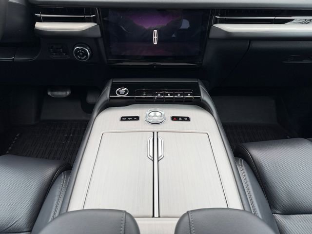 Used 2025 Lincoln Navigator Reserve w/ Jet Appearance Package image 11