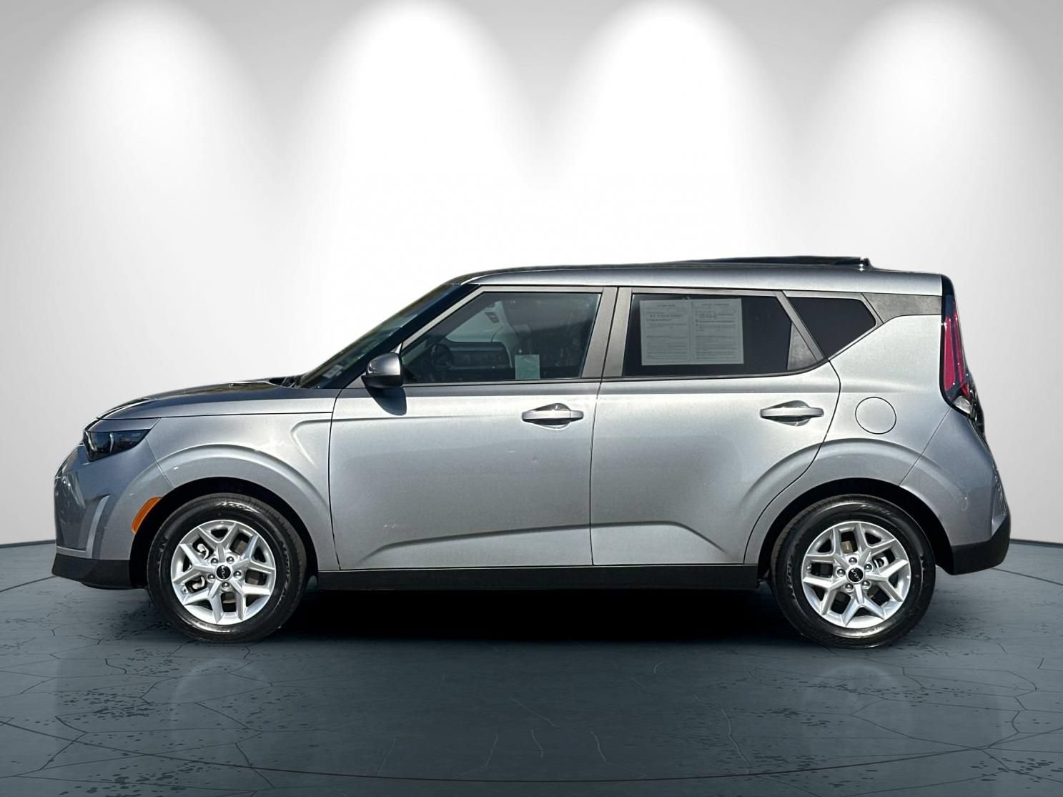 Used 2025 Kia Soul LX w/ LX Technology Package FWD image 7