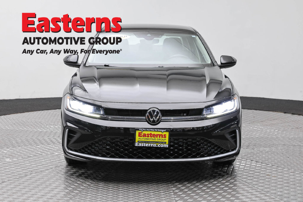 Used 2025 Volkswagen Jetta SE FWD image 3