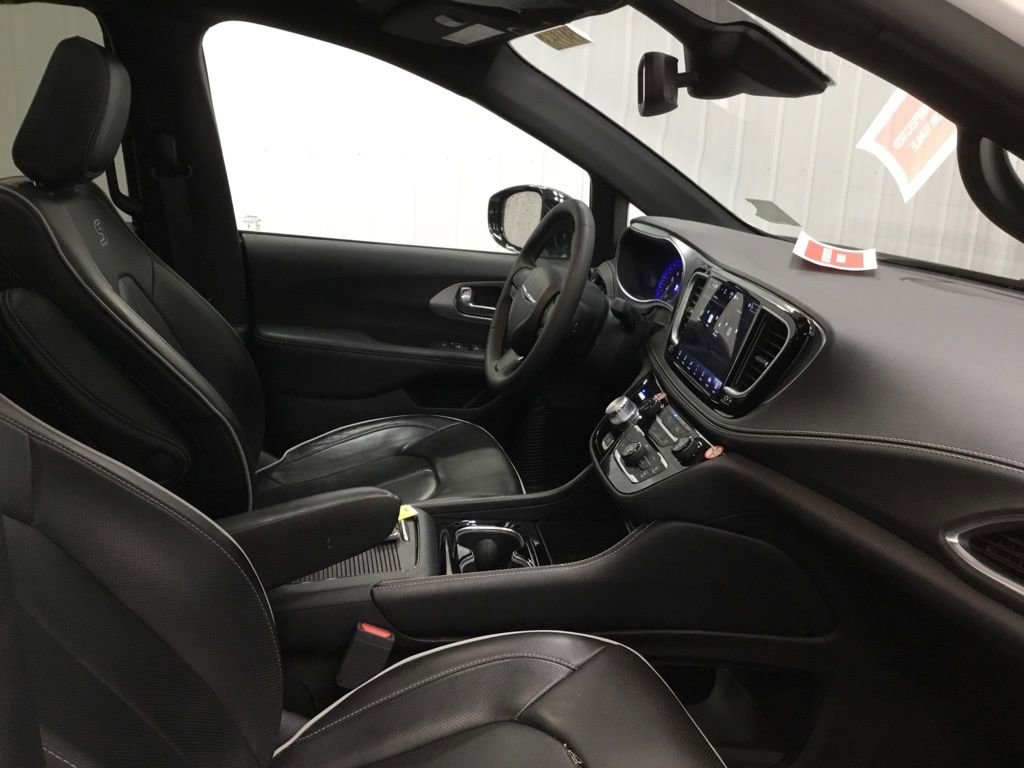 Used 2025 Chrysler Pacifica Limited image 43