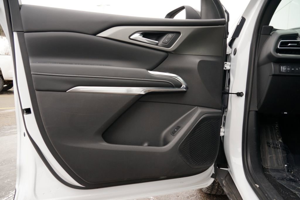 Used 2025 Chevrolet Traverse LT image 14