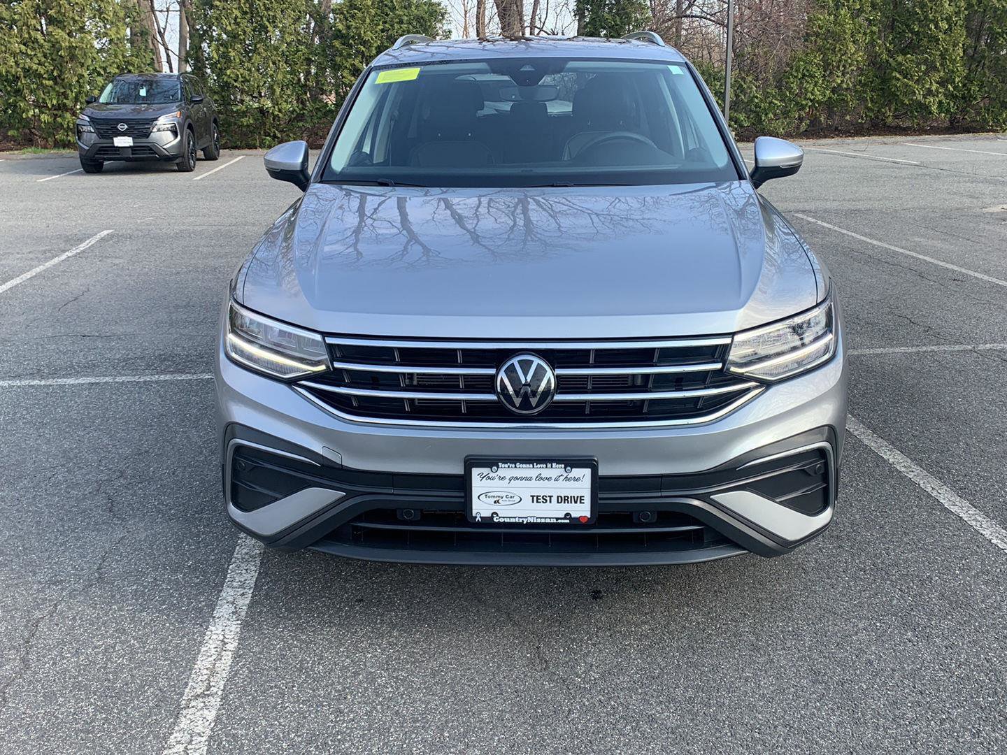 Used 2024 Volkswagen Tiguan SE w/ Panoramic Sunroof Package image 8