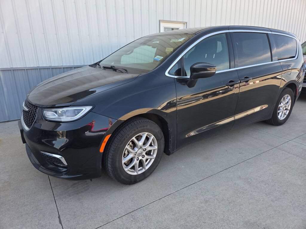 Used 2023 Chrysler Pacifica Touring FWD video 1